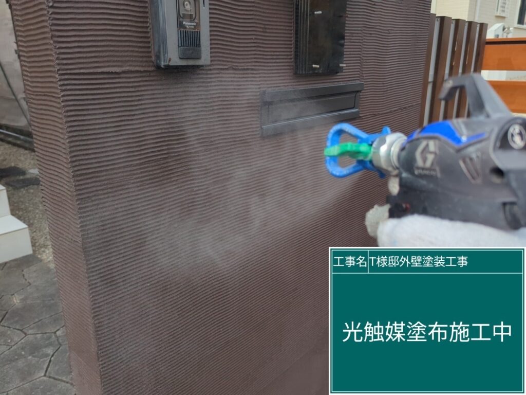 外塀に仕上げ材のクリスタルシーズンtgを塗布します。
