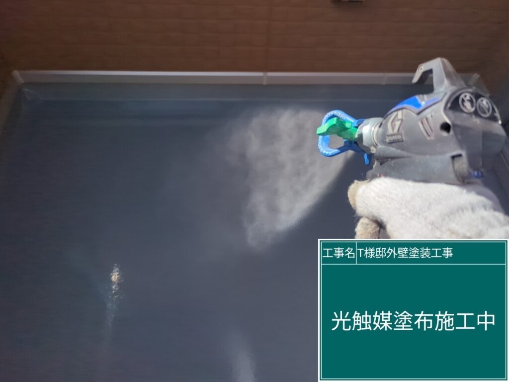 バルコニー床に仕上げ材のクリスタルシーズンtgを塗布します。