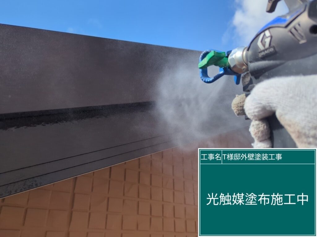 破風に仕上げ材のクリスタルシーズンtgを塗布します。