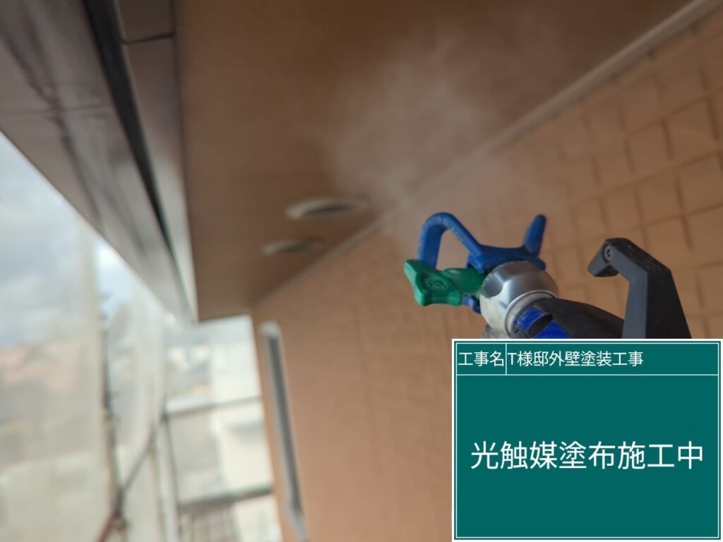 軒天に仕上げ材のクリスタルシーズンtgを塗布します。