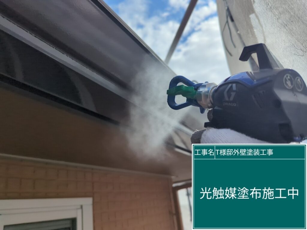 横樋・鼻隠しに仕上げ材のクリスタルシーズンtgを塗布します。