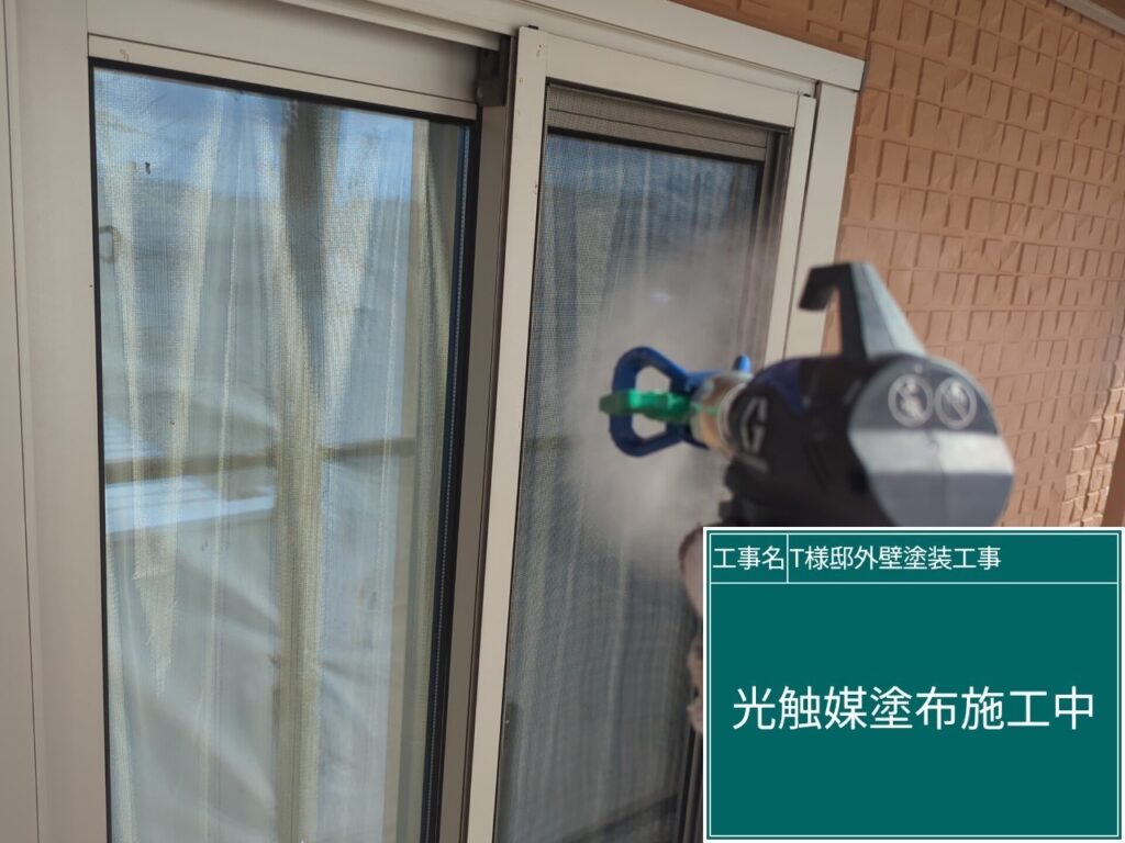 窓に仕上げ材のクリスタルシーズンtgを塗布します。