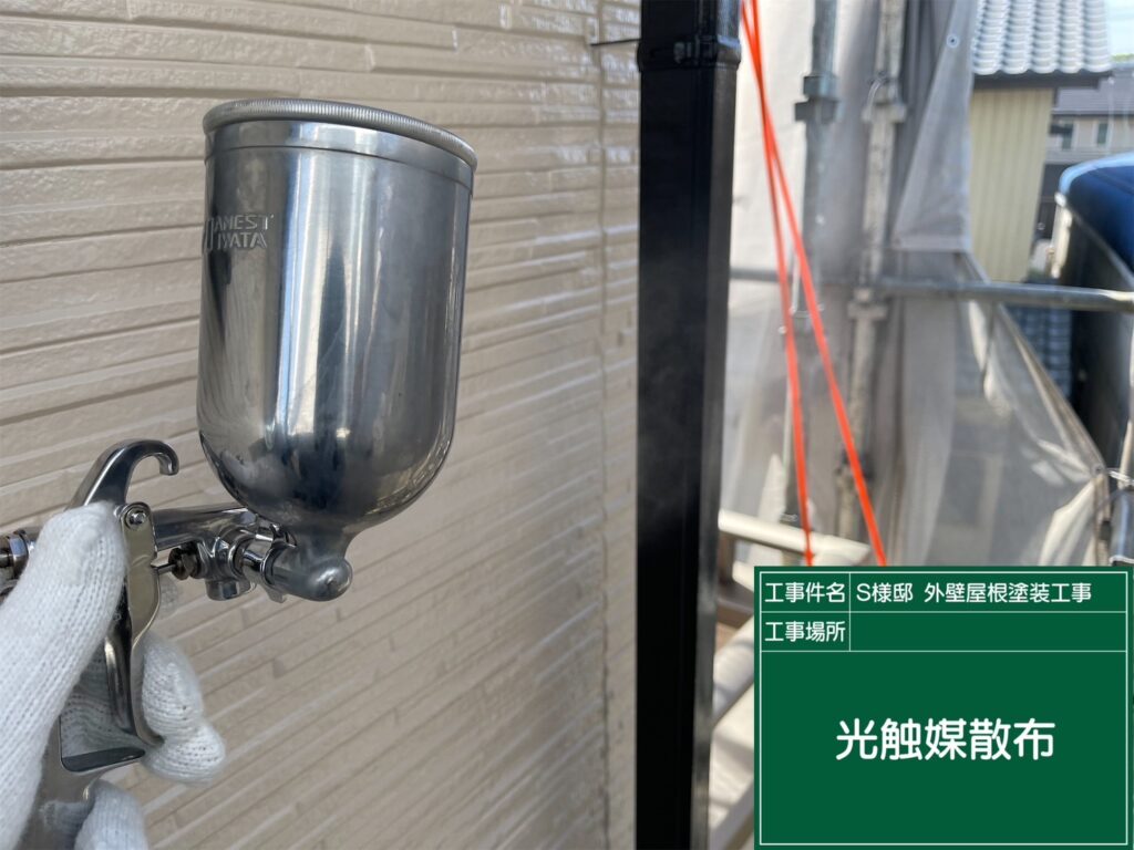 樋に仕上げ材の光触媒プロテクトコーティング（クリスタルシーズンtg）を塗布します。