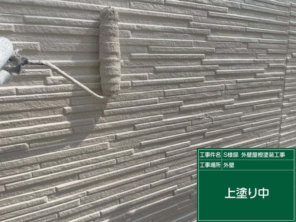 上塗りを行ないます。