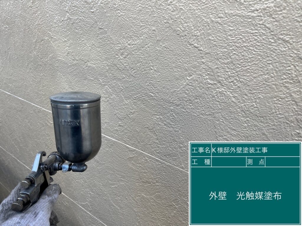 壁に仕上げ材の光触媒プロテクトコーティング（クリスタルシーズンtg）を塗布します。