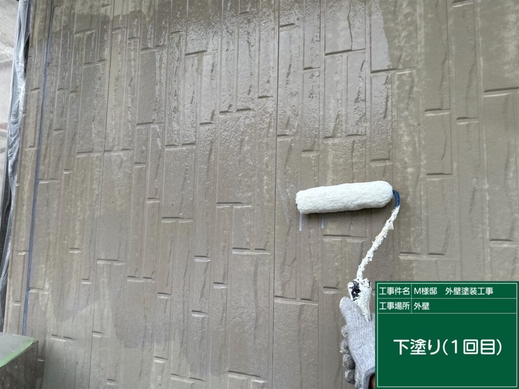 壁の下塗り1回目を行います。