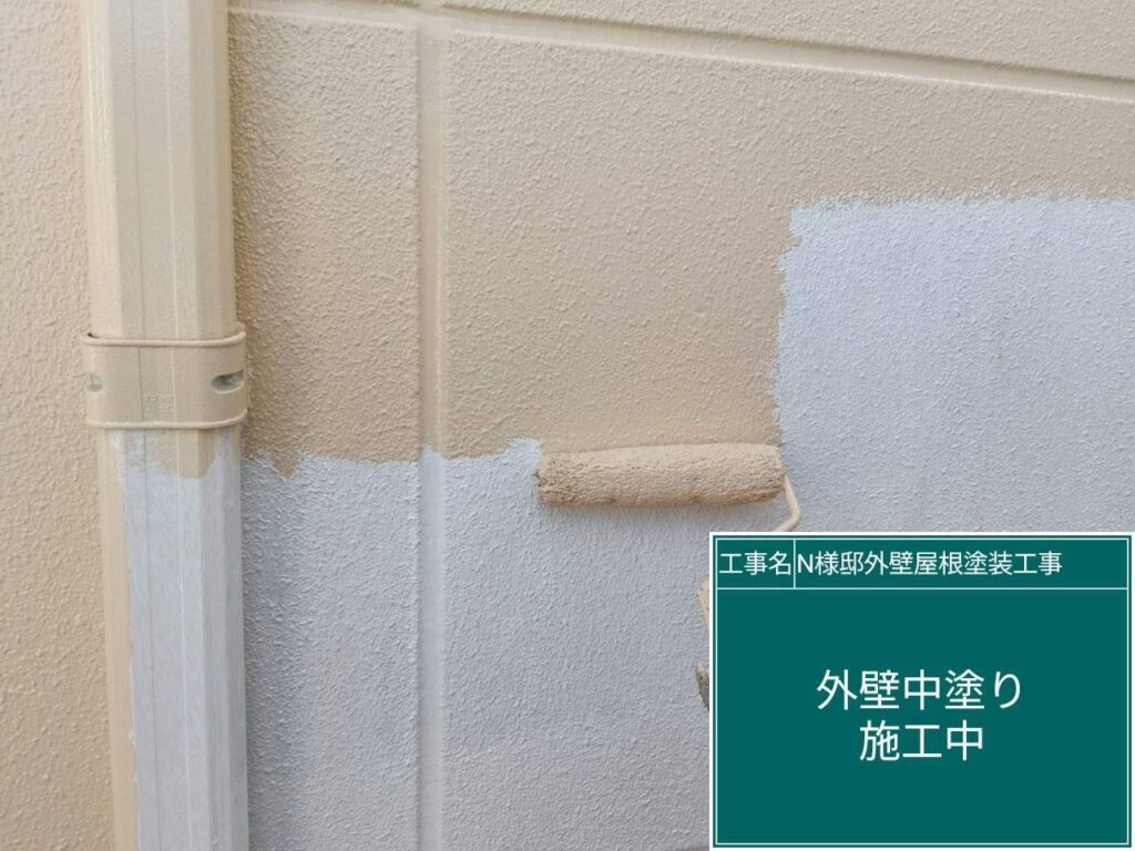 中塗りを行います。