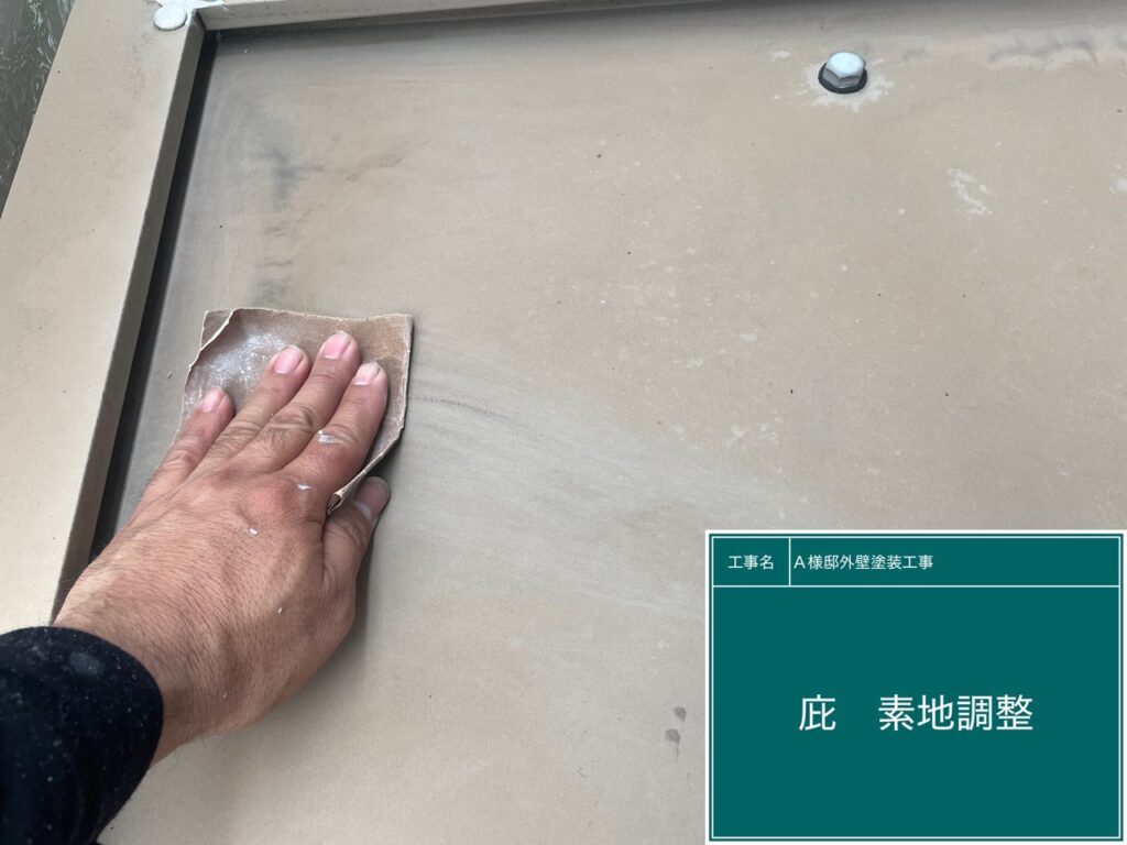 庇の素地調整を行います。